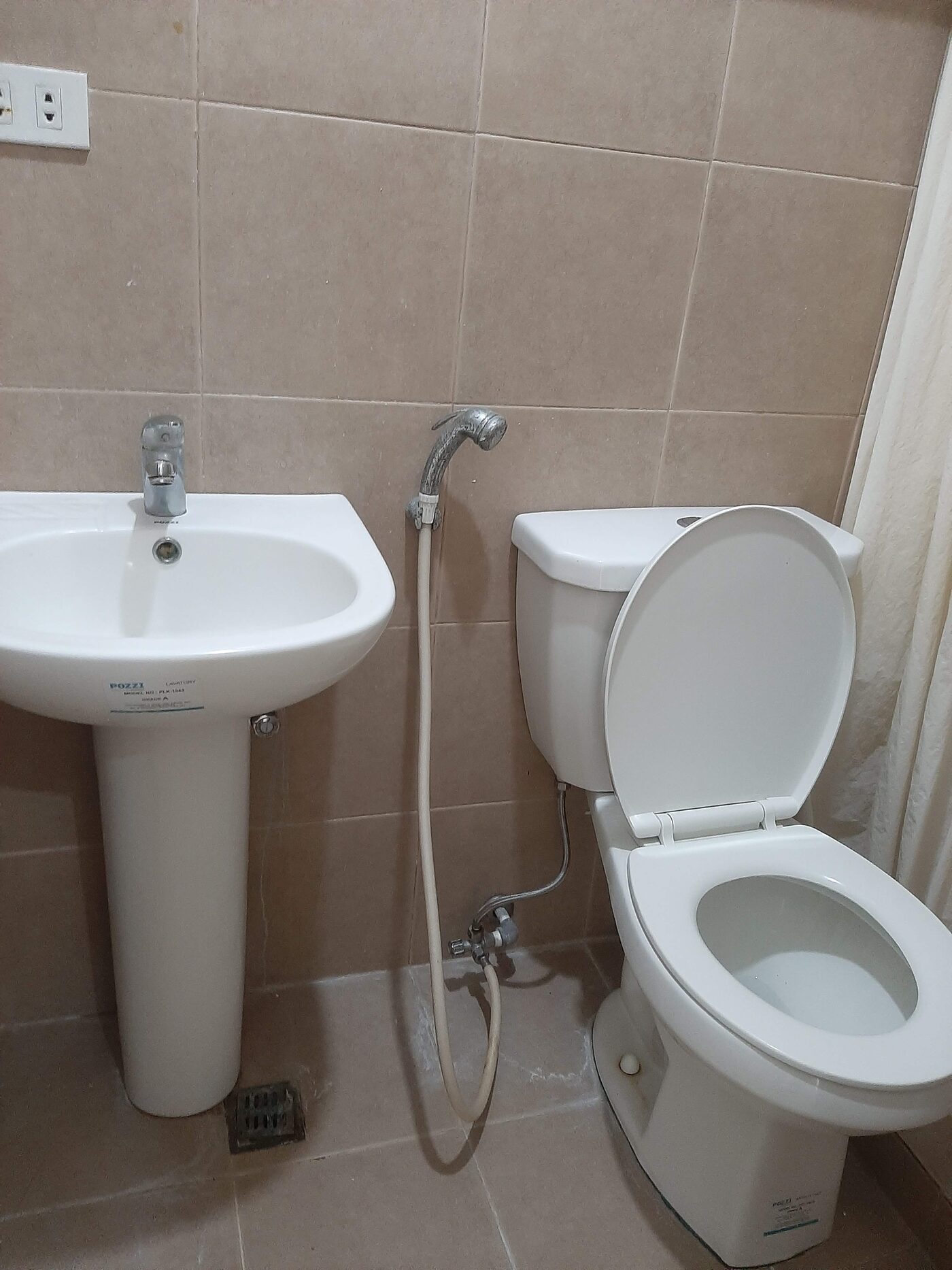 Complete tile and bath with toilet and lavatory in the 28 sqm Palm Towers Makati studio